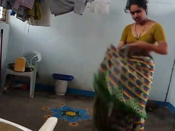 Msichana wa Desi amevaa saree baada ya bafuni khesari lal yadav movie ya kuvutia