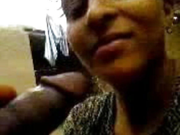 Msichana wa jiji la India akinyonya kwa kiingereza picha video ya ngono + Msichana wa jiji la India akioga picha