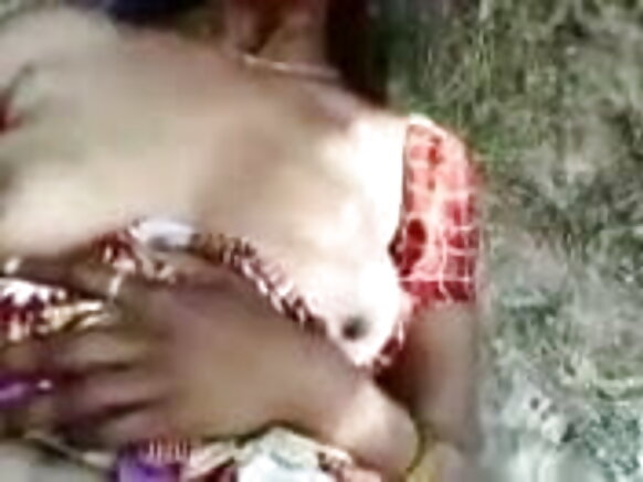 Shangazi wa Kihindi akitoa blowjob kwa mteja wake