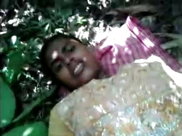Msichana wa Desi anaingia kwenye jungle sehemu ya video ya sexy movie 2 jungle