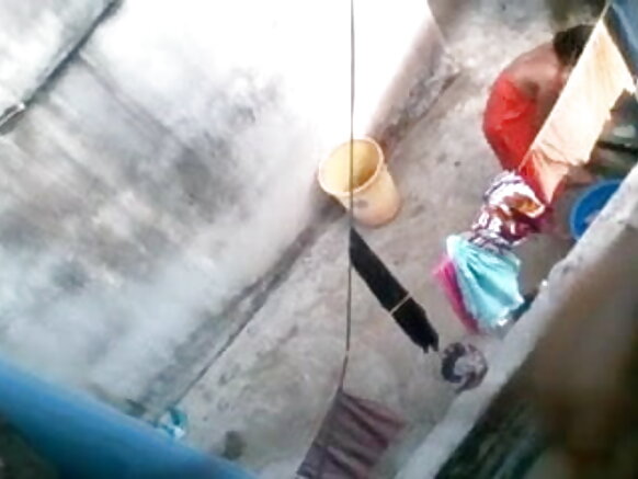 Desi aunty sexy video movie alinaswa akioga kwa jirani
