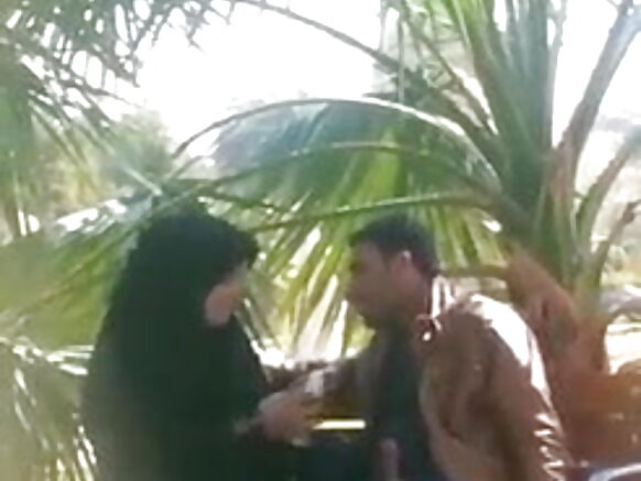 Filamu ya Kihindi ya kuvutia ya Pakistani ya hijabi BJ na majani hadi uendeshe katika bustani ya umma ya Pakistani