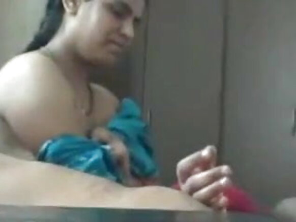 Aunty sexy girl alinasa baadhi ya matukio ya filamu