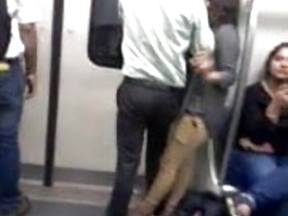 22 Wapenzi waliokata tamaa hubusu na kukandamiza matiti ya wapenzi wao sinema ya kuvutia ya bhojpuri delhi metro